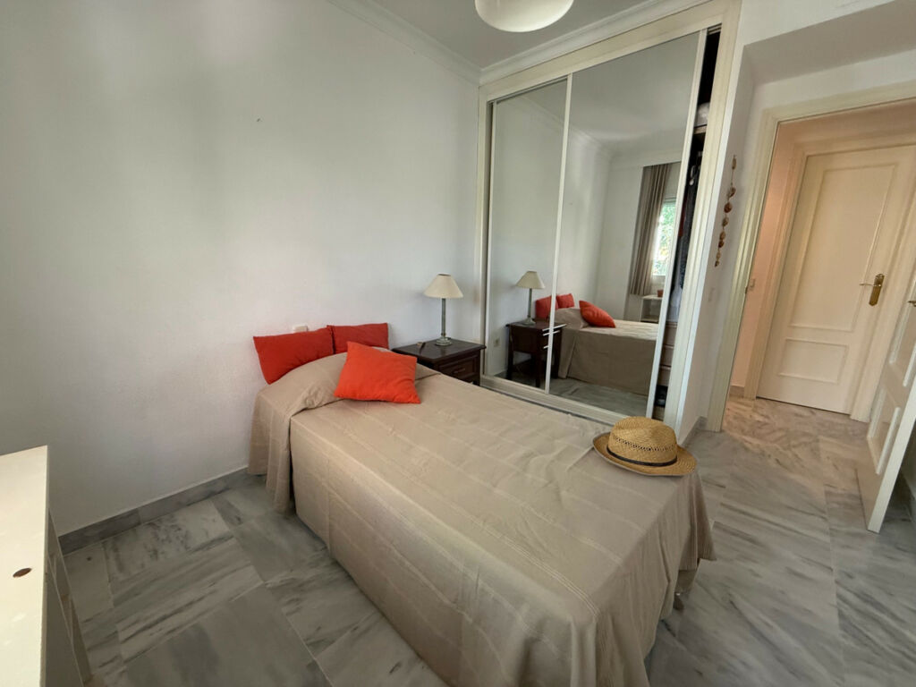 Middle Floor Apartment Nueva Andalucía Málaga - image 8