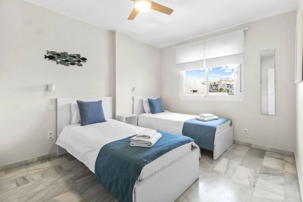 Middle Floor Apartment Estepona Málaga - image 11
