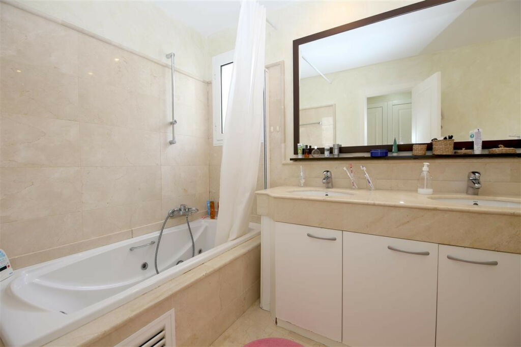 Middle Floor Apartment Marbella Málaga - image 8