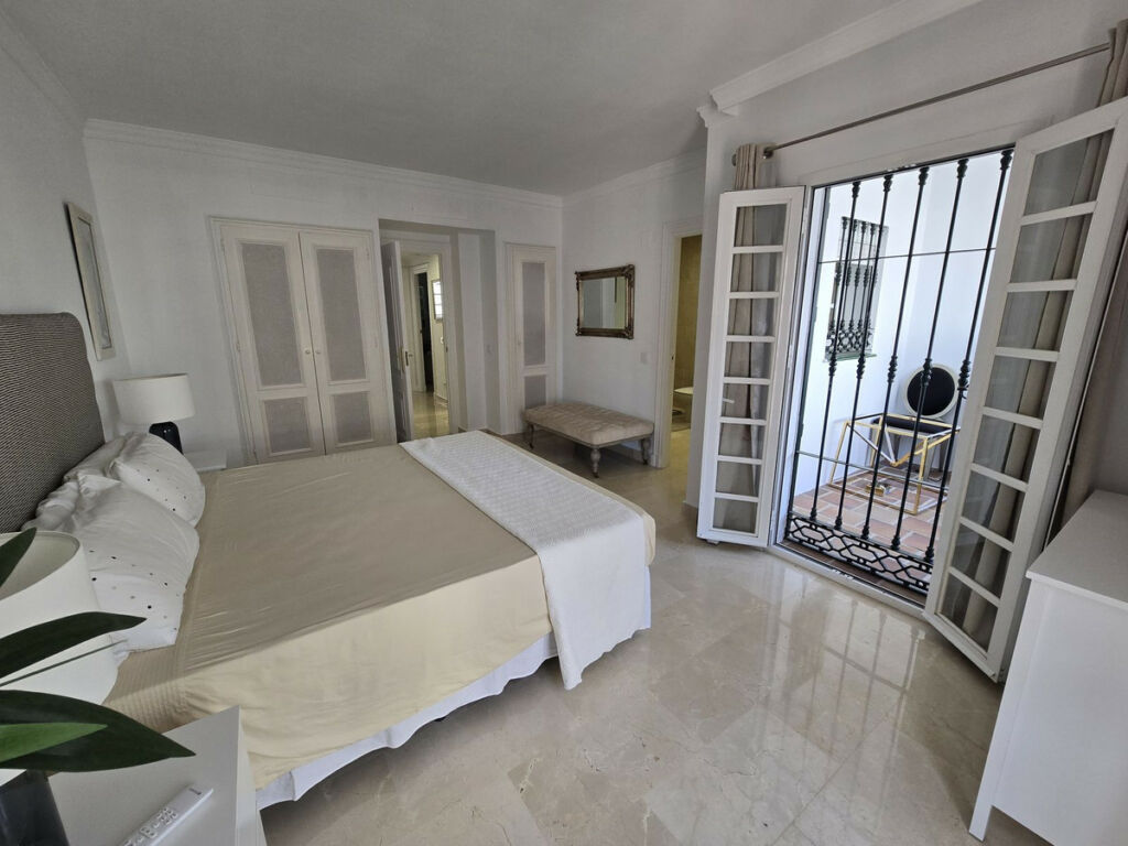 Townhouse Aloha Málaga - image 8