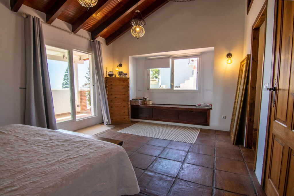 Detached Villa Estepona Málaga - image 9