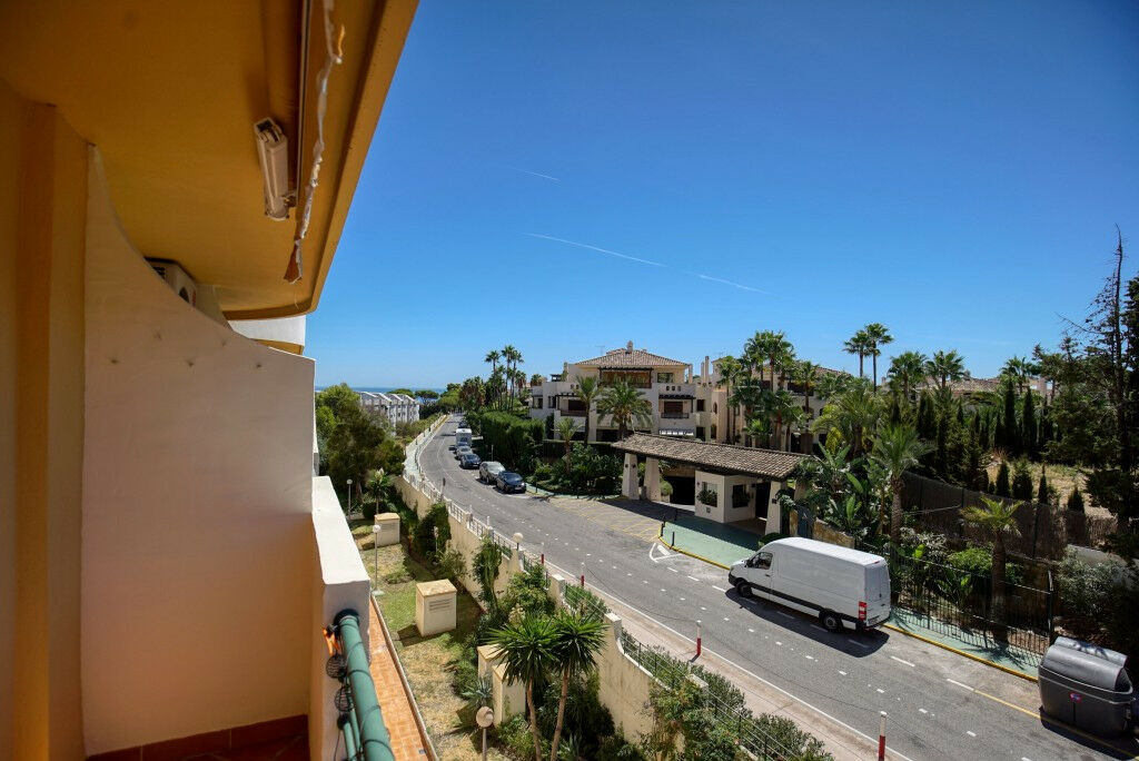 Middle Floor Apartment Nueva Andalucía Málaga - image 8