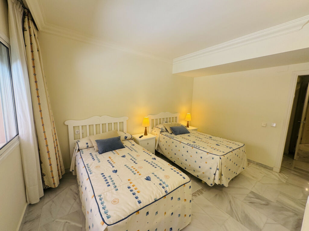 Middle Floor Apartment Nueva Andalucía Málaga - image 8