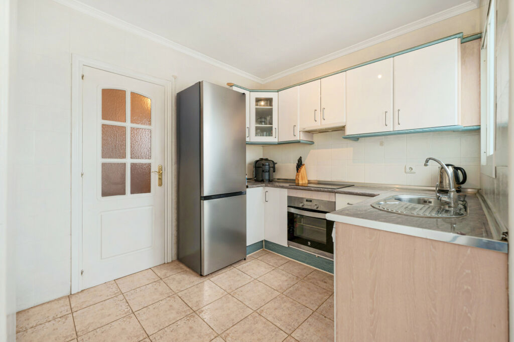 Middle Floor Apartment Nueva Andalucía Málaga - image 8