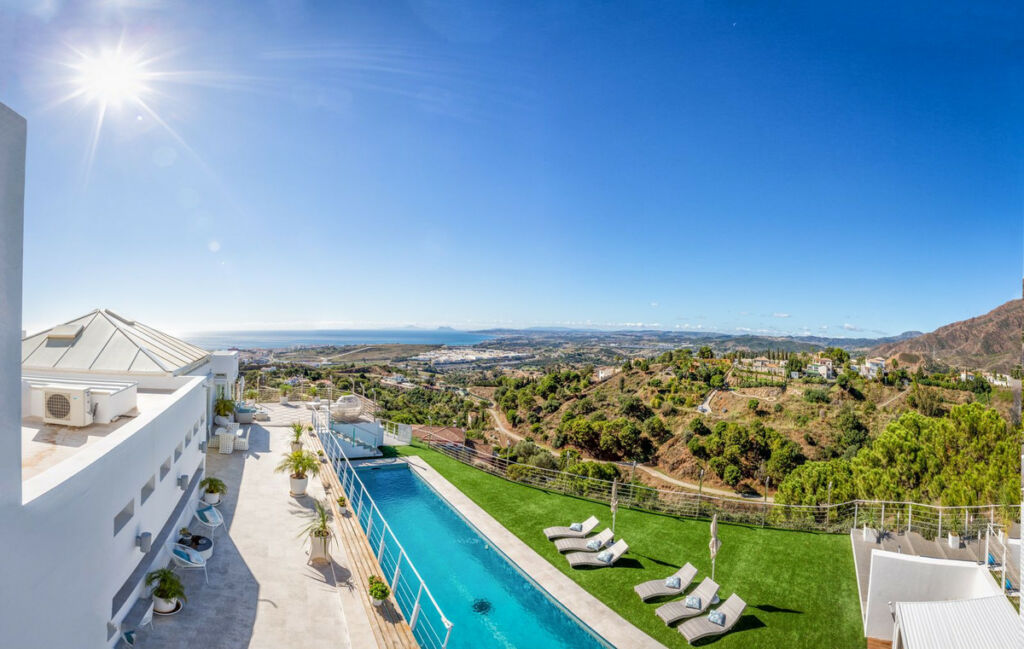 Detached Villa Estepona Málaga - image 9