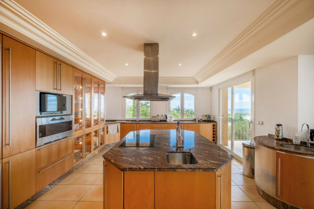 Detached Villa Elviria Málaga - image 8