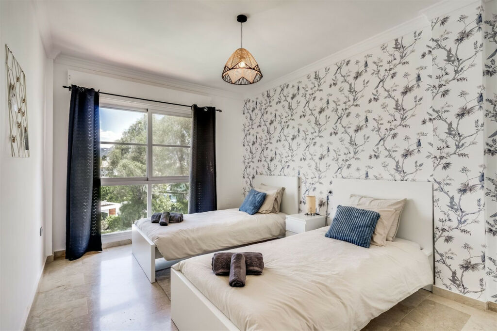 Middle Floor Apartment New Golden Mile Málaga - image 8