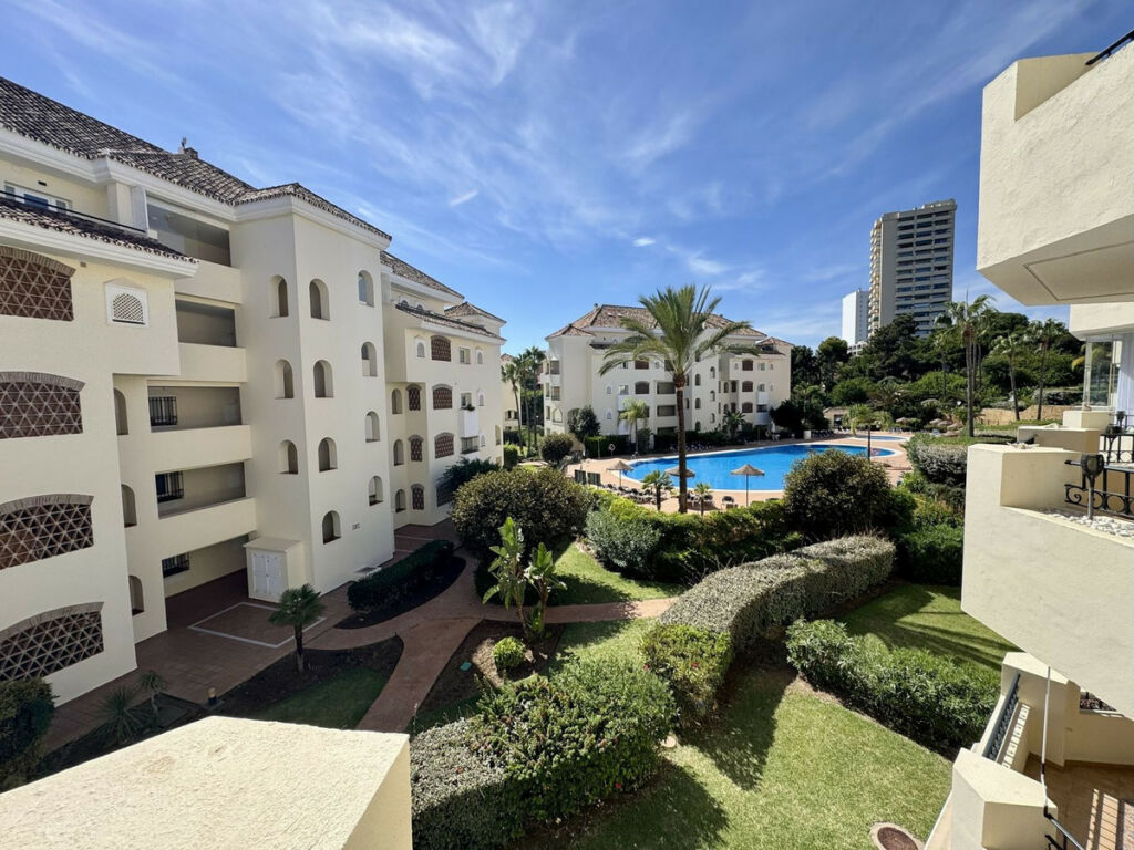 Middle Floor Apartment Elviria Málaga - image 8