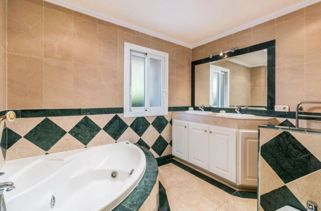 Detached Villa Guadalmina Alta Málaga - image 8