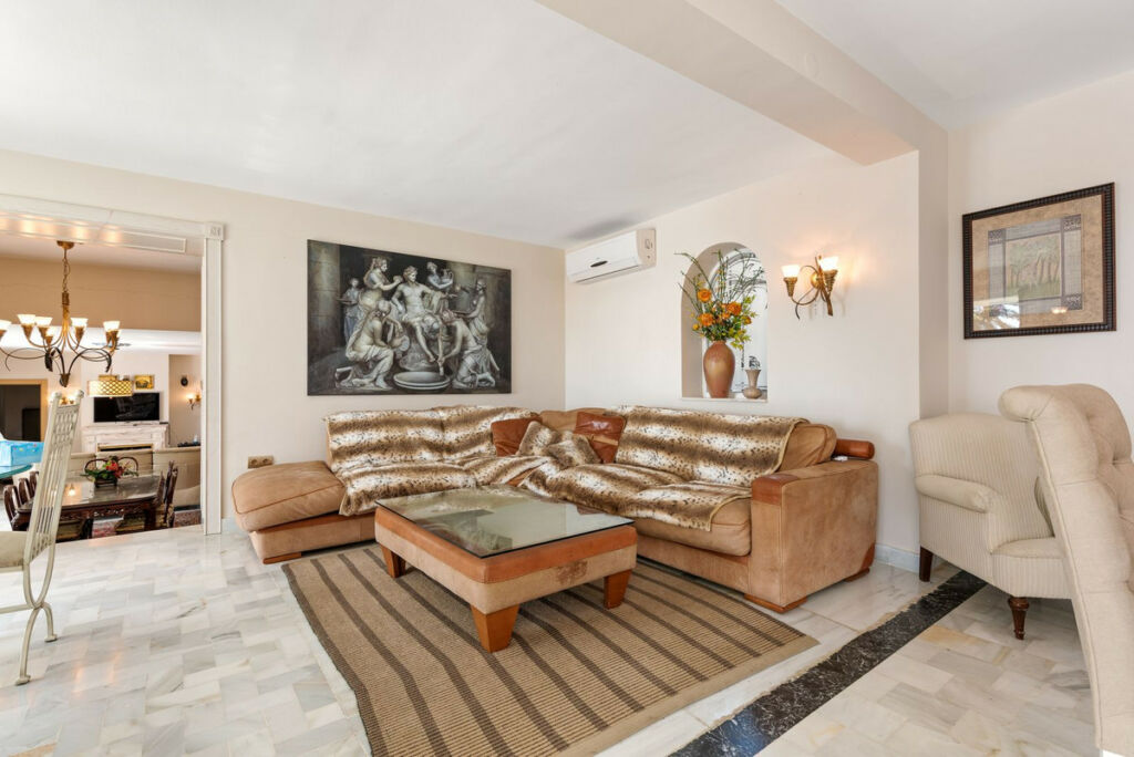 Detached Villa Estepona Málaga - image 8