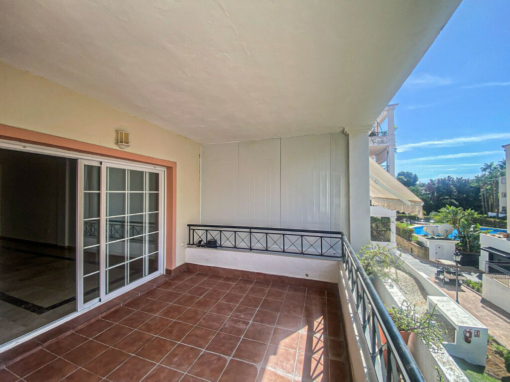 Middle Floor Apartment Nueva Andalucía Málaga - image 8