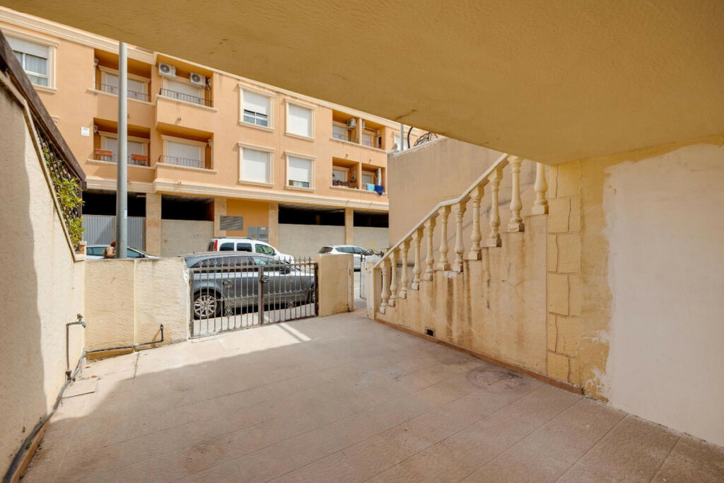 Townhouse Los Montesinos Alicante - image 8
