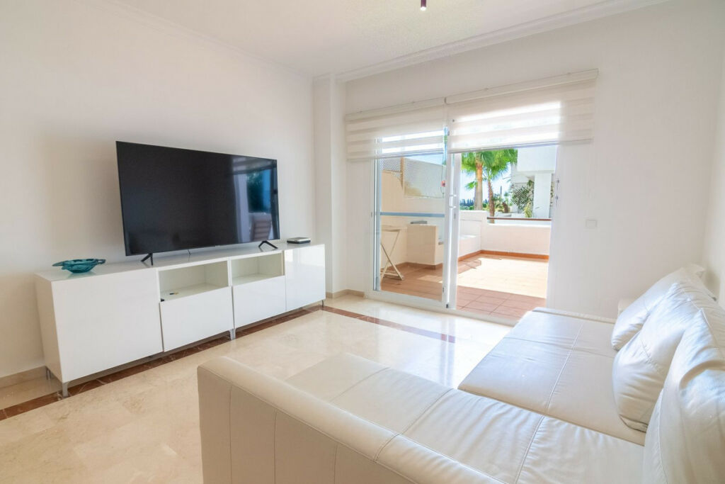 Middle Floor Apartment Estepona Málaga - image 8