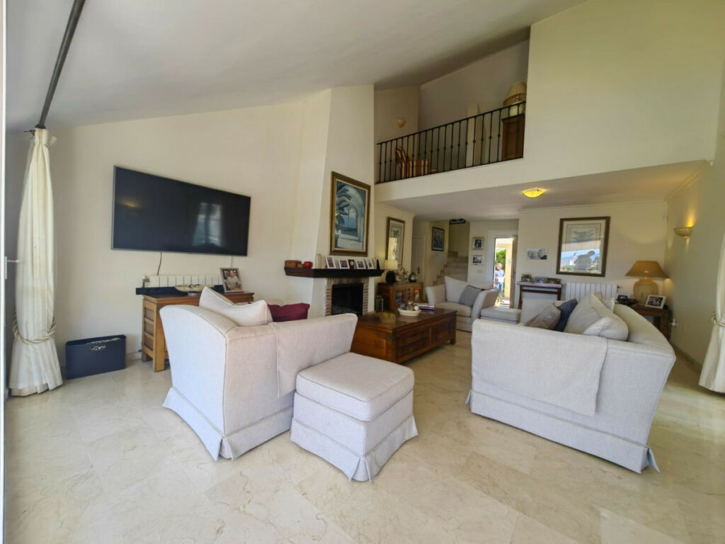 Detached Villa Estepona Málaga - image 9