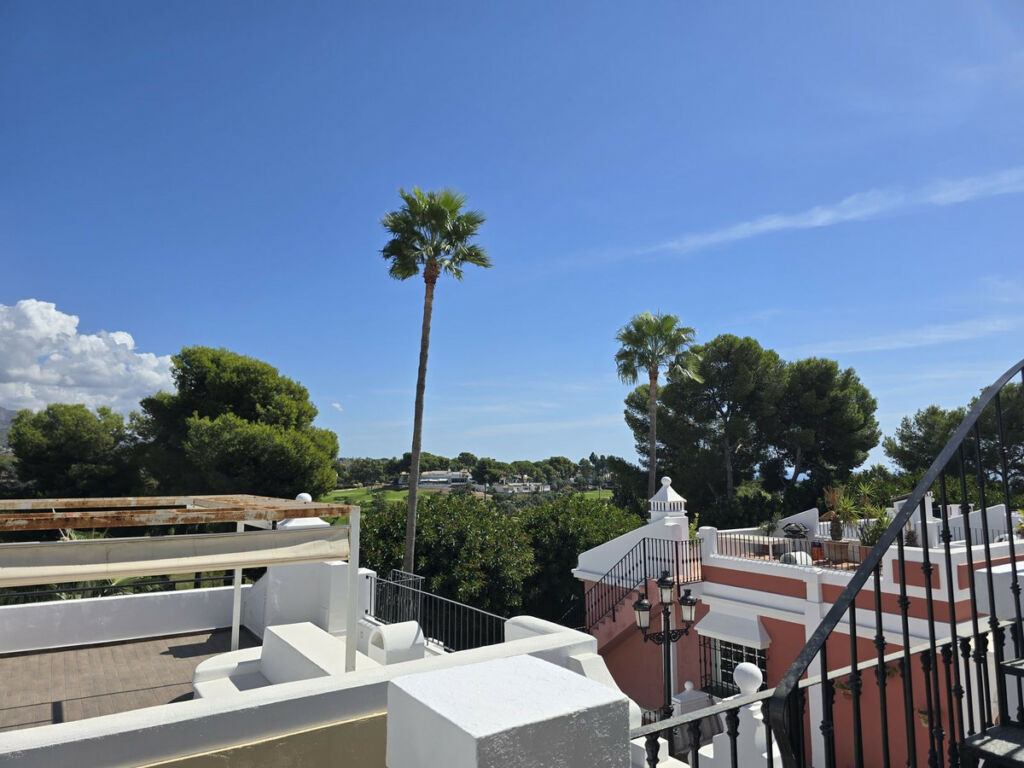 Townhouse Aloha Málaga - image 9
