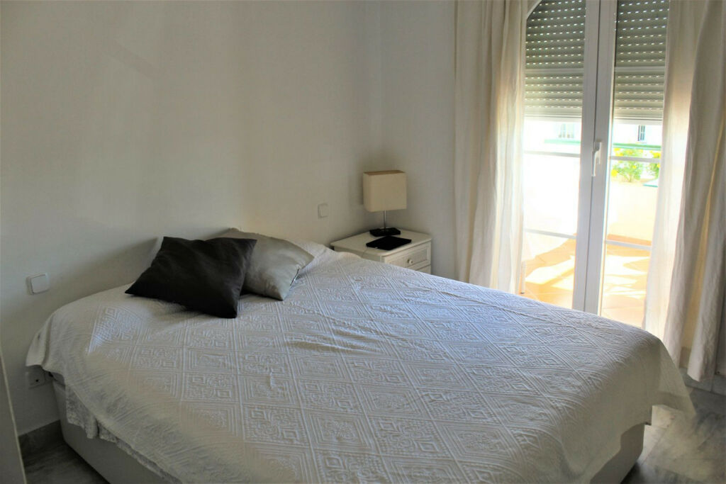 Middle Floor Apartment Nueva Andalucía Málaga - image 9