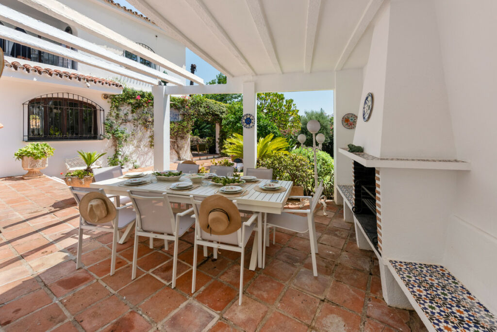 Detached Villa Nueva Andalucía Málaga - image 9