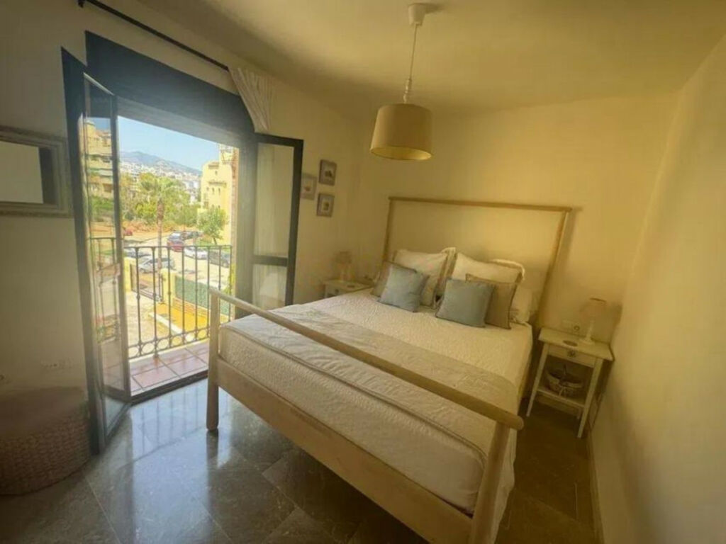 Middle Floor Apartment Selwo Málaga - image 9