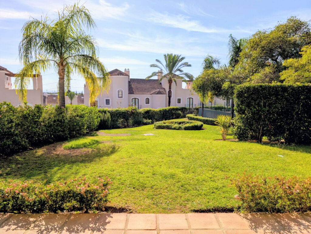 Semi-Detached House El Paraiso Málaga - image 12