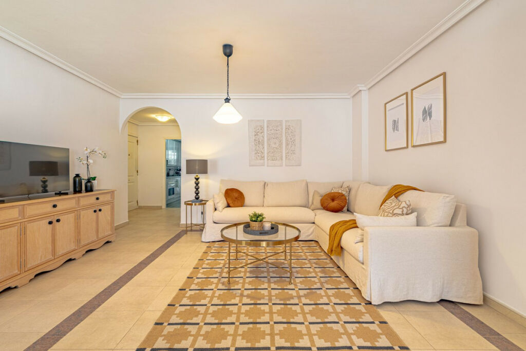 Middle Floor Apartment Nueva Andalucía Málaga - image 9