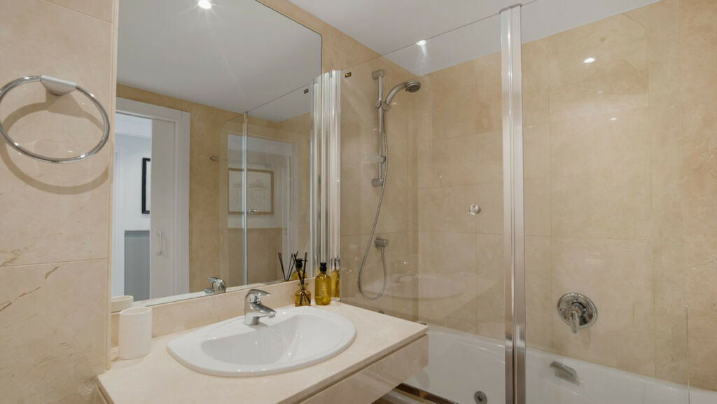Middle Floor Apartment New Golden Mile Málaga - image 9
