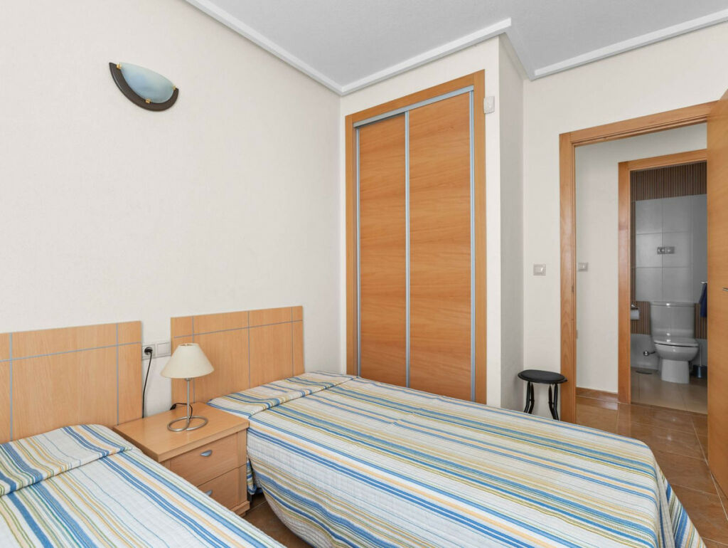 Middle Floor Apartment Torrevieja Alicante - image 9