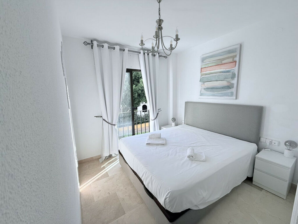Middle Floor Apartment La Duquesa Málaga - image 9