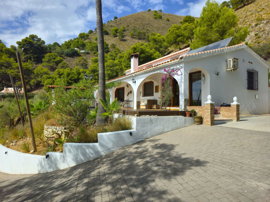 Detached Villa Cómpeta Málaga - image 9