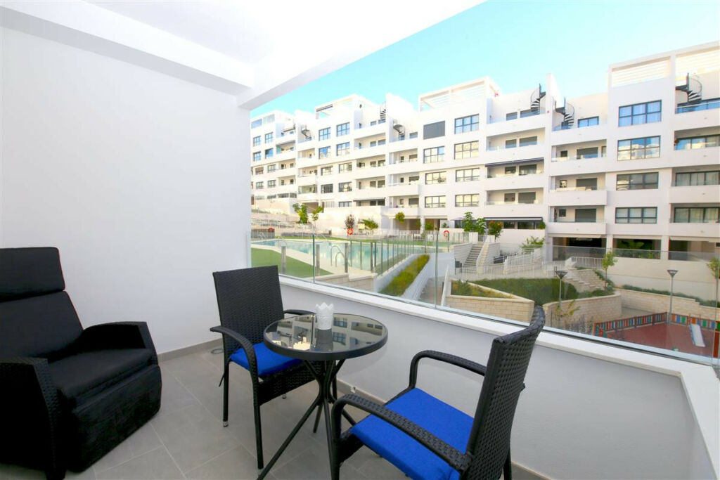 Middle Floor Apartment Estepona Málaga - image 9