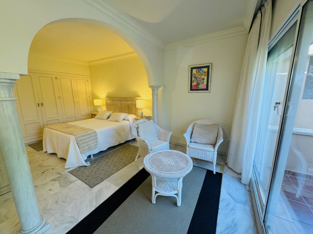 Middle Floor Apartment Nueva Andalucía Málaga - image 4