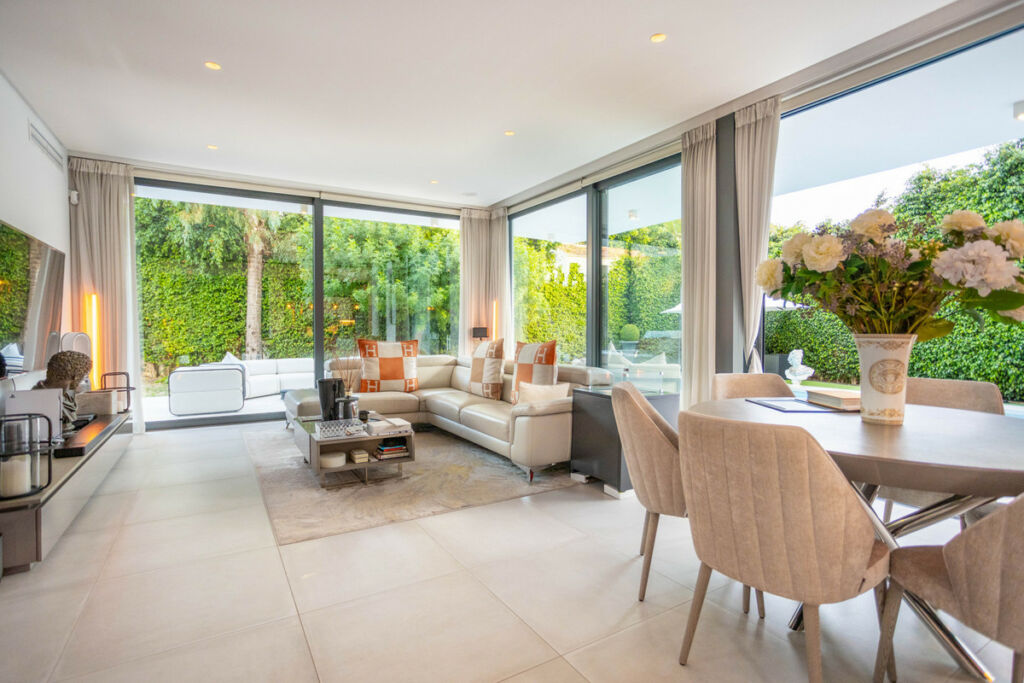 Detached Villa Estepona Málaga - image 9