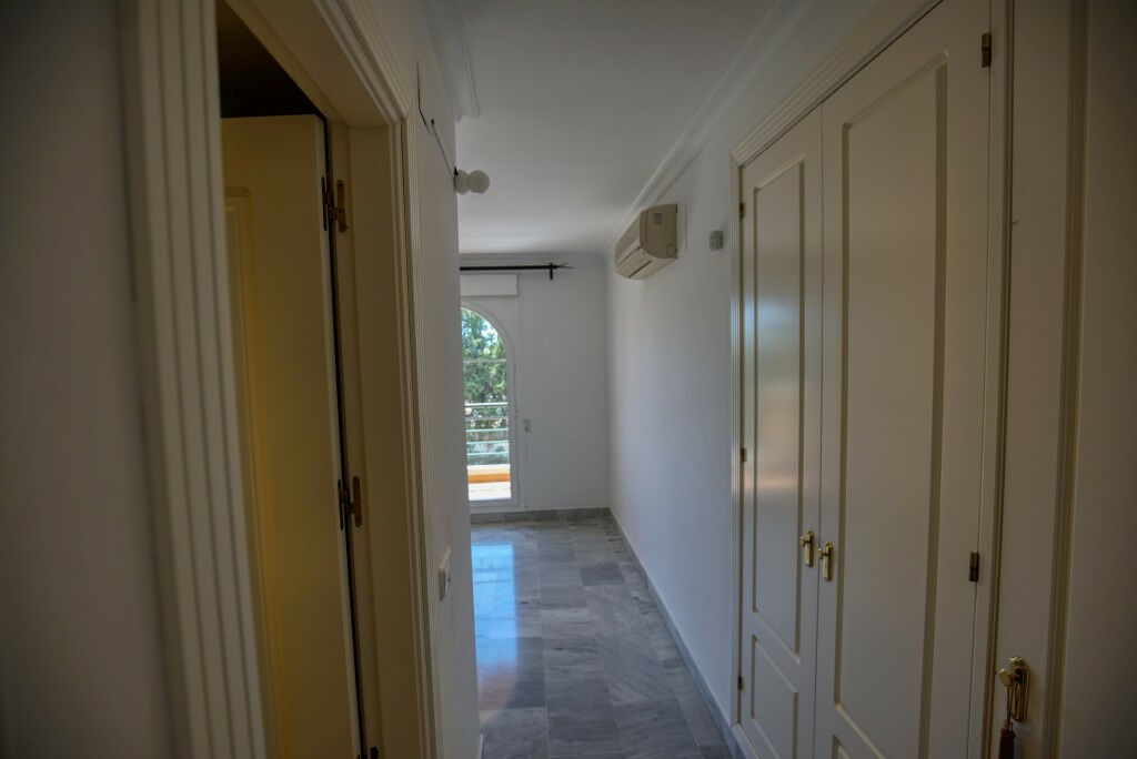Middle Floor Apartment Nueva Andalucía Málaga - image 9