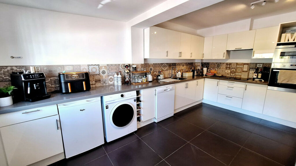 Townhouse La Duquesa Málaga - image 9