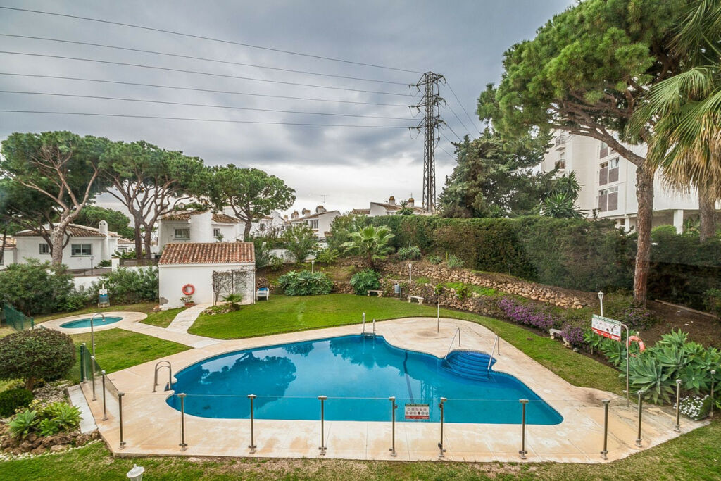Middle Floor Apartment Calahonda Málaga - image 9