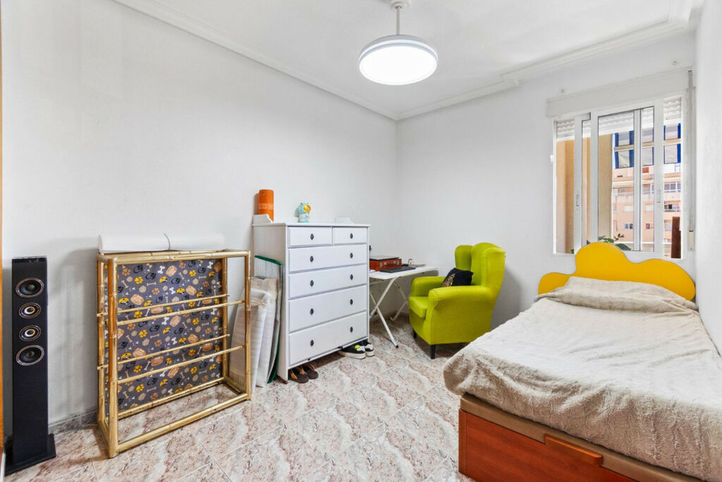 Middle Floor Apartment Torrevieja Alicante - image 5