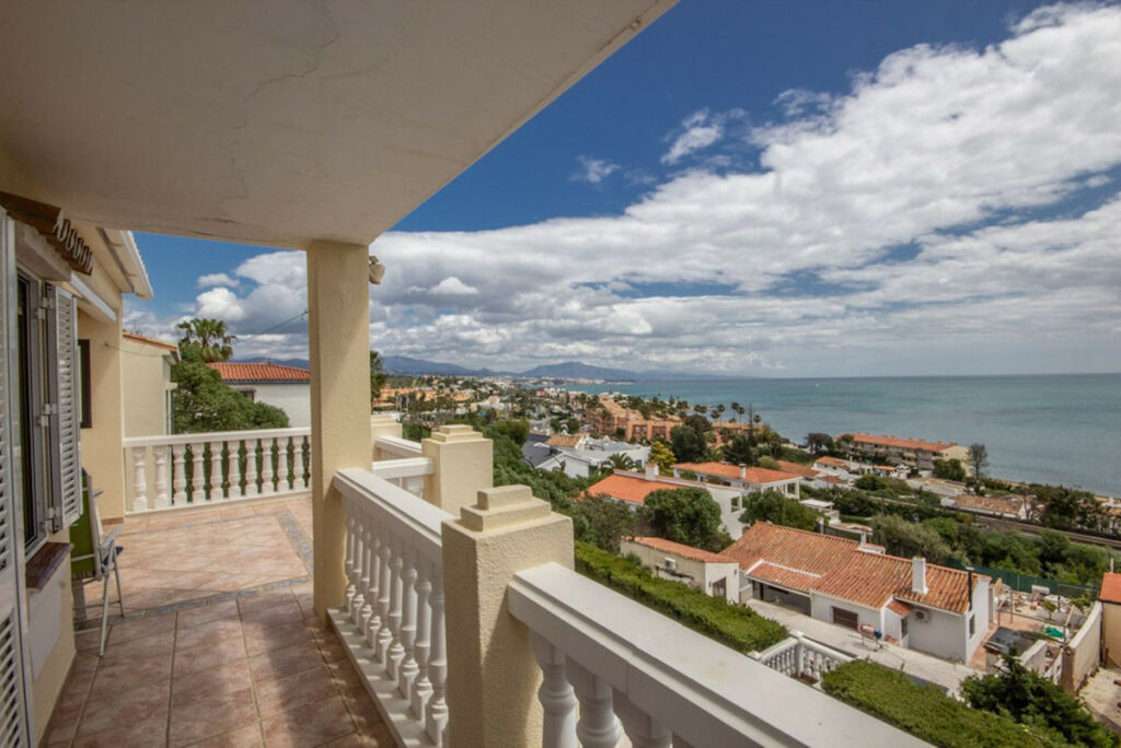 Detached Villa Estepona Málaga - image 9