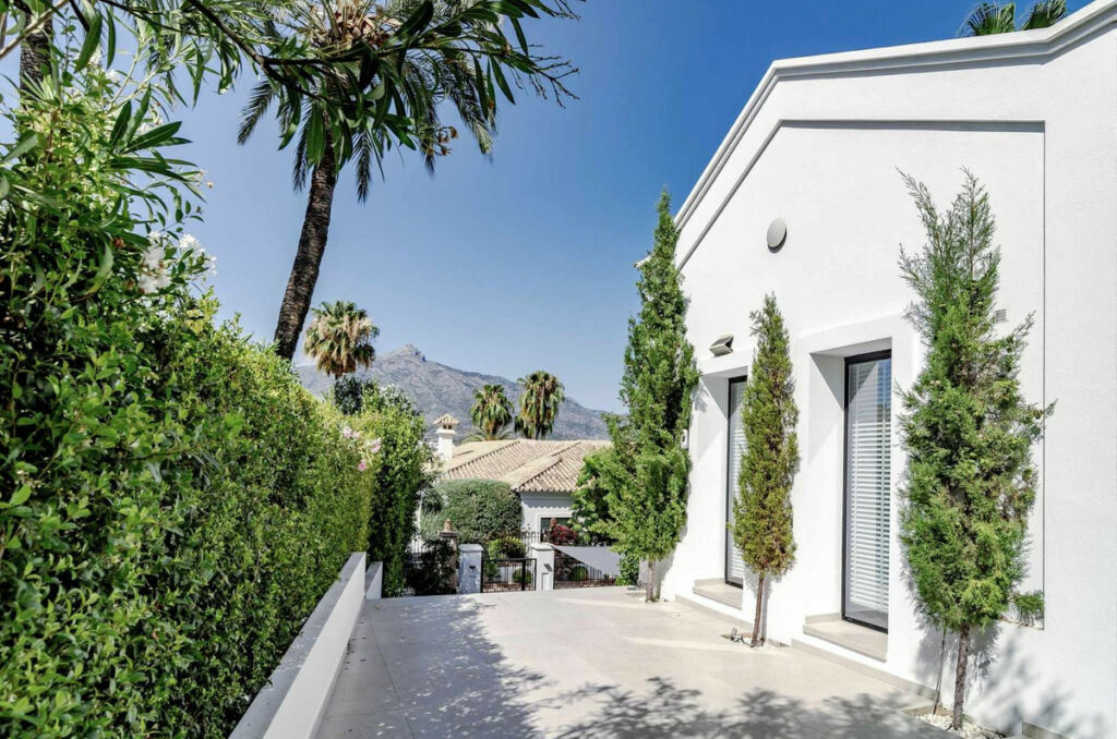 Detached Villa Nueva Andalucía Málaga - image 9