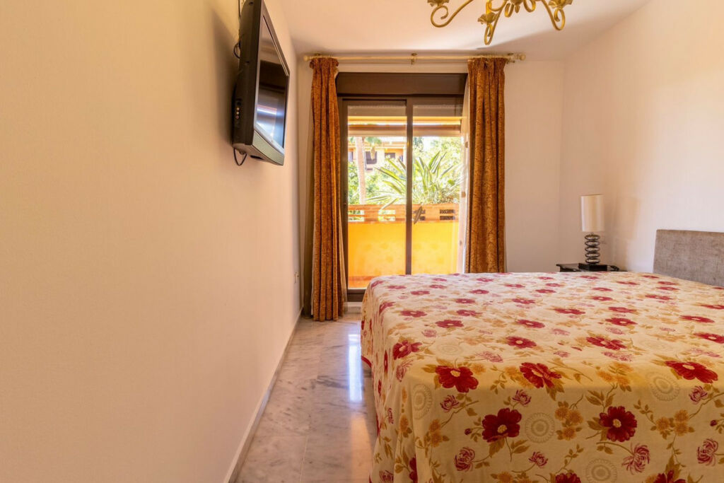Middle Floor Apartment The Golden Mile Málaga - image 9