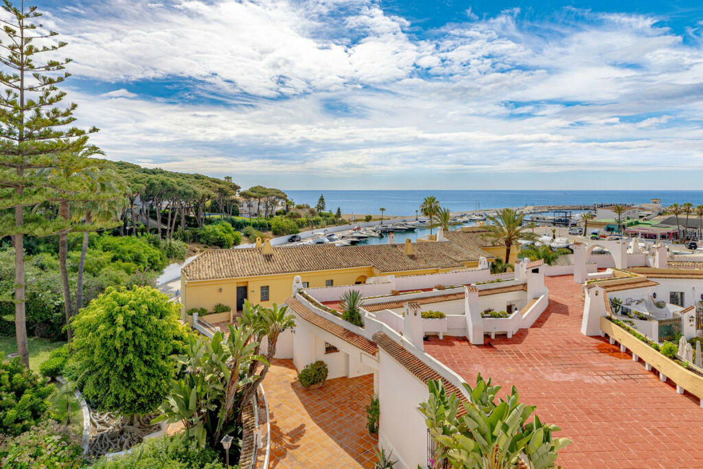 Top Floor Apartment Puerto de Cabopino Málaga - image 7