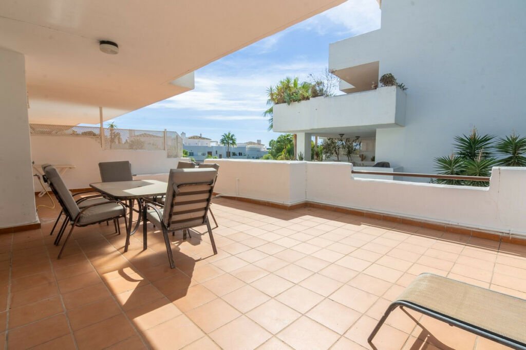 Middle Floor Apartment Estepona Málaga - image 9