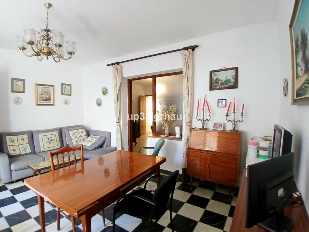 Detached Villa Estepona Málaga - image 9