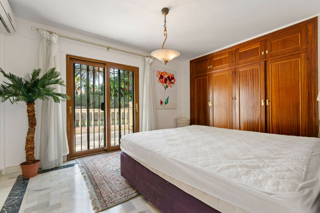 Detached Villa Estepona Málaga - image 9