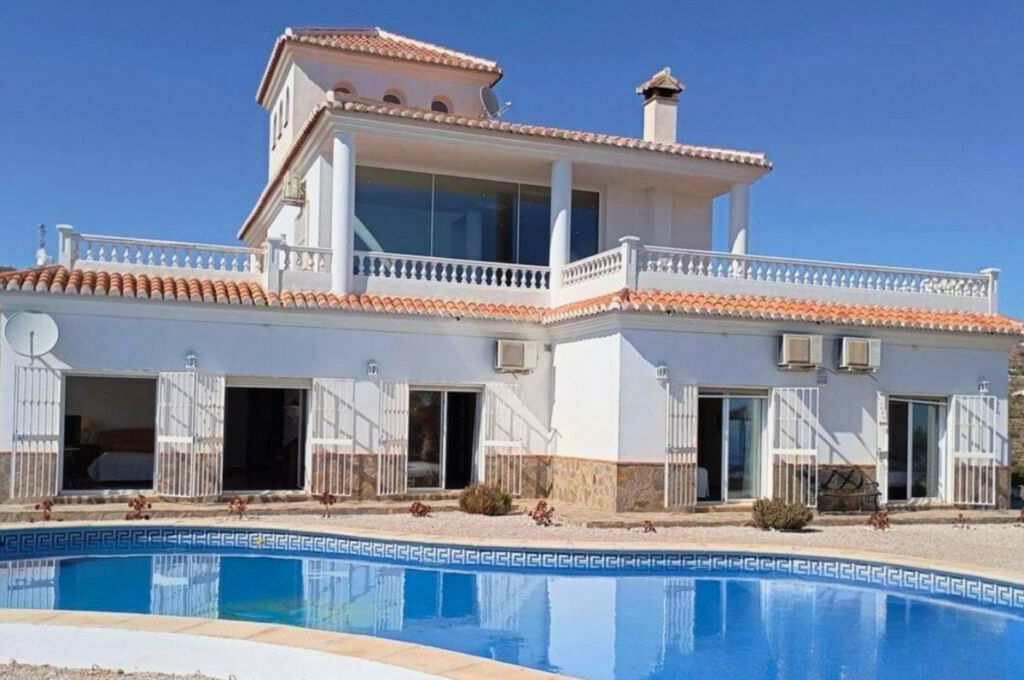Detached Villa Sayalonga Málaga - image 9