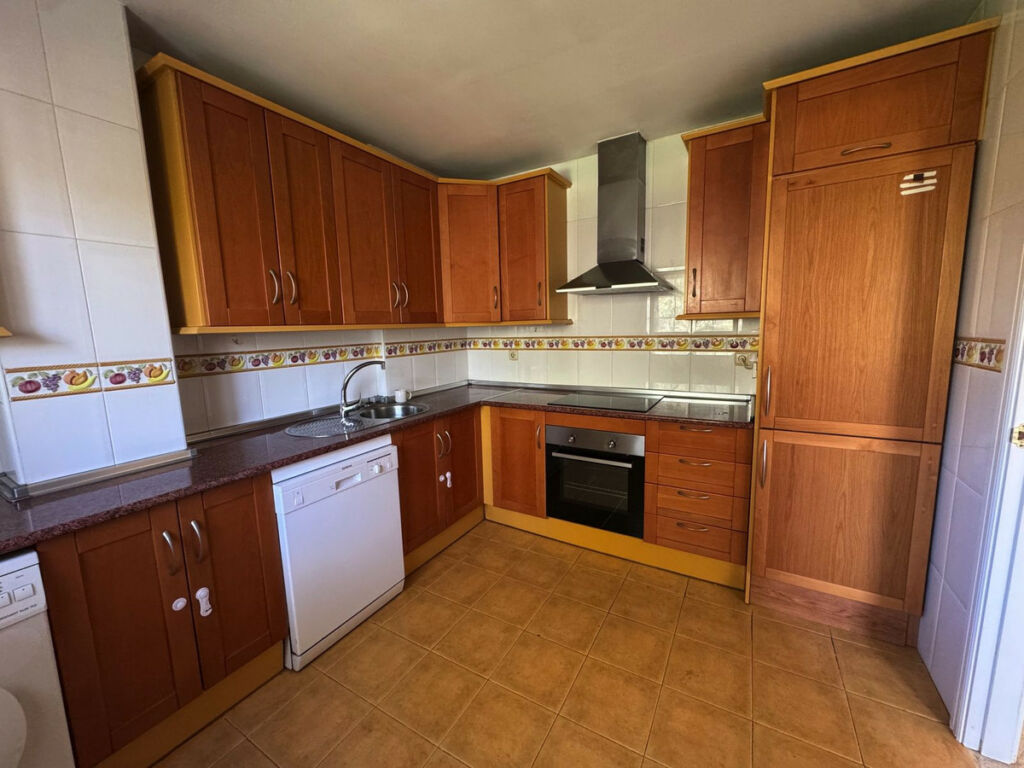 Middle Floor Apartment Las Brisas Málaga - image 9