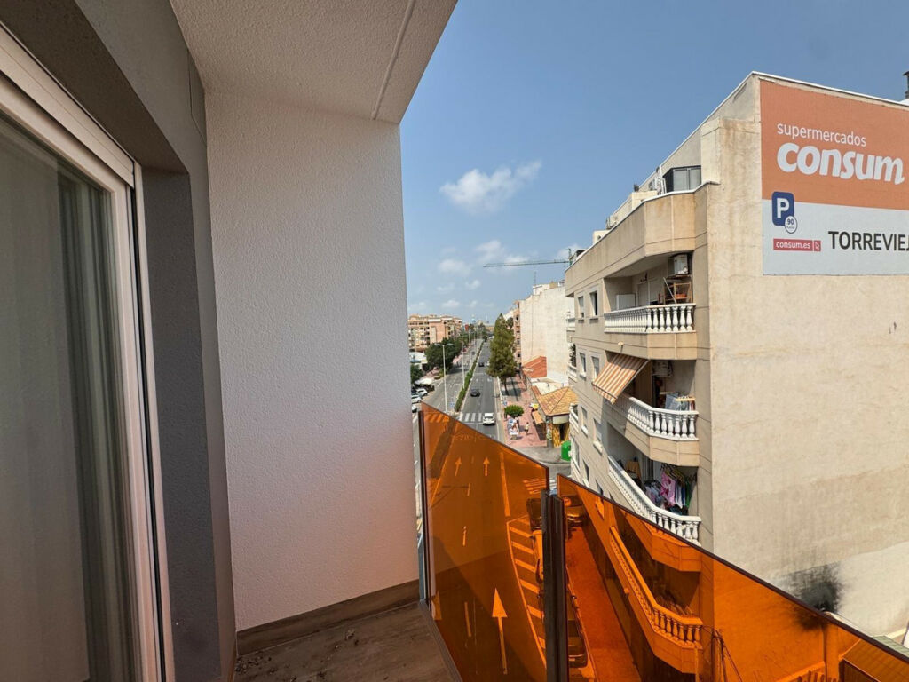 Middle Floor Apartment Torrevieja Alicante - image 9