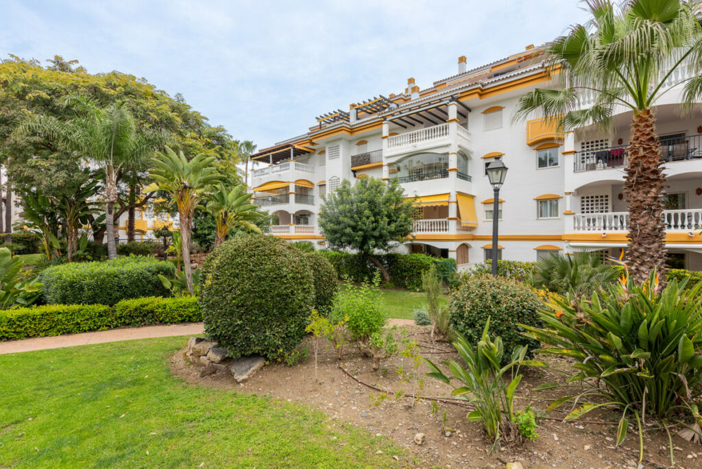 Middle Floor Apartment Nueva Andalucía Málaga - image 9