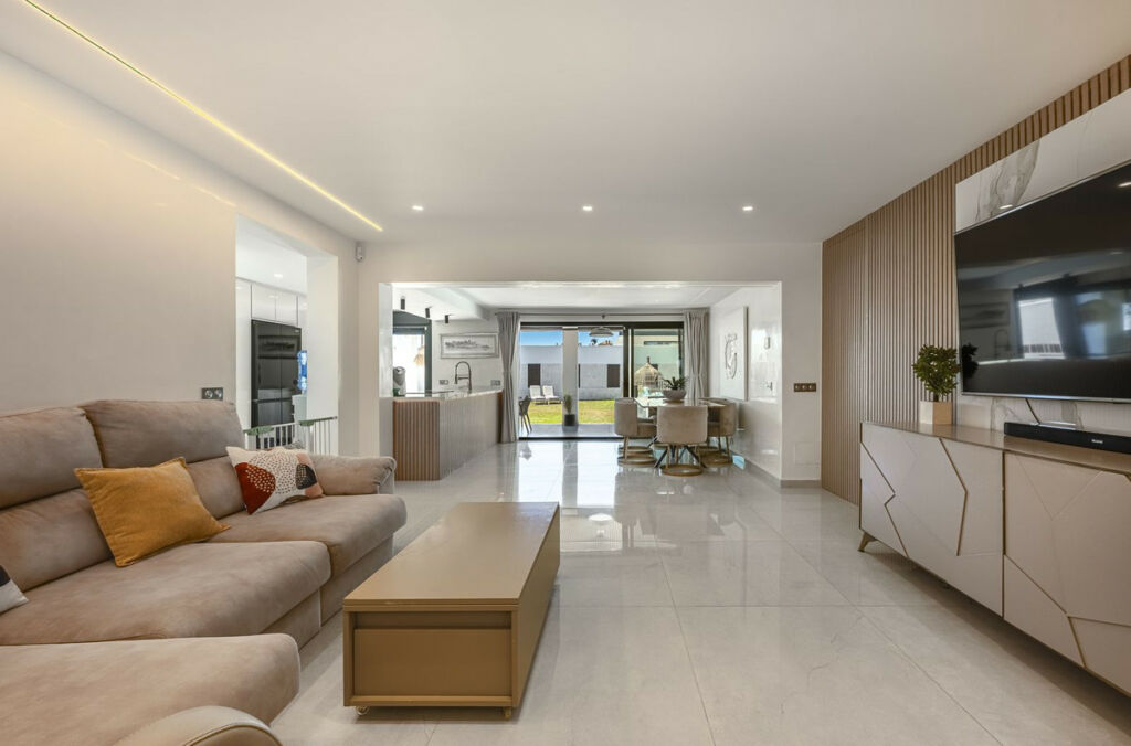 Detached Villa New Golden Mile Málaga - image 9