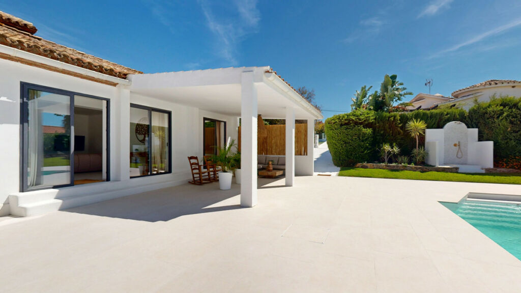 Detached Villa Estepona Málaga - image 11