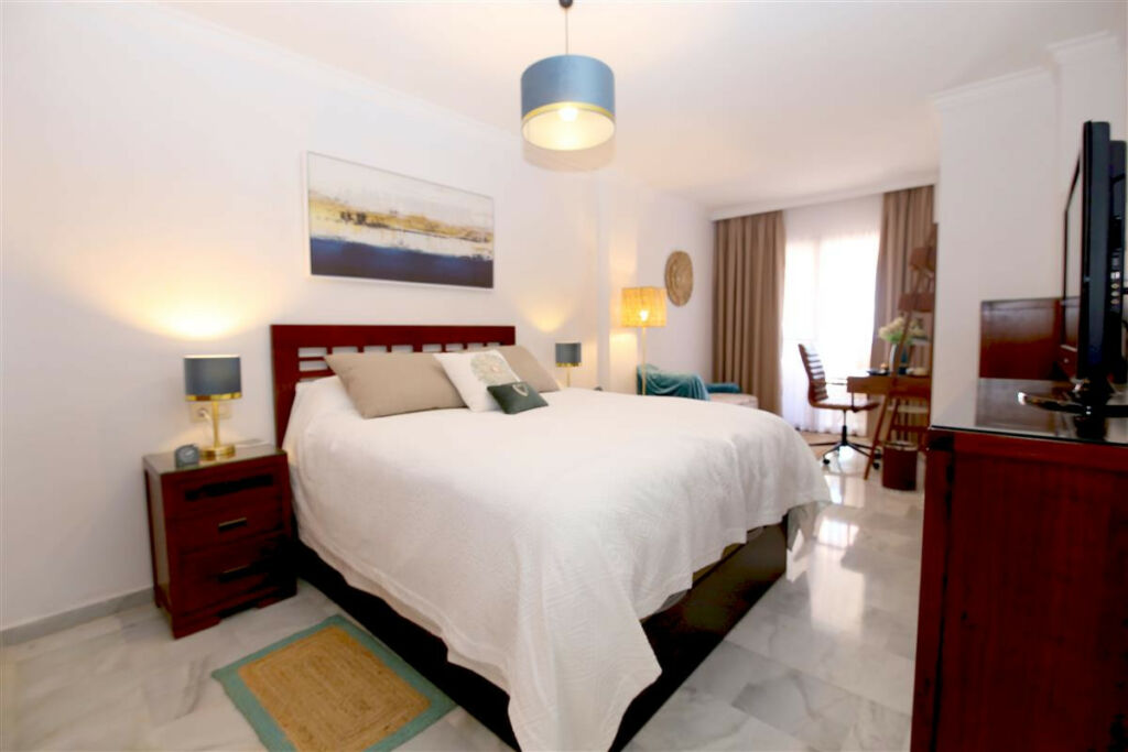 Middle Floor Apartment Estepona Málaga - image 9
