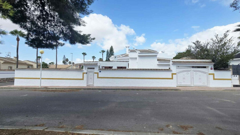 Detached Villa Ciudad Quesada Alicante - image 9
